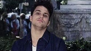 Acest tânăr susţine că s-a culcat cu mai multe celebrităţi! Fotografiile lui au devenit virale