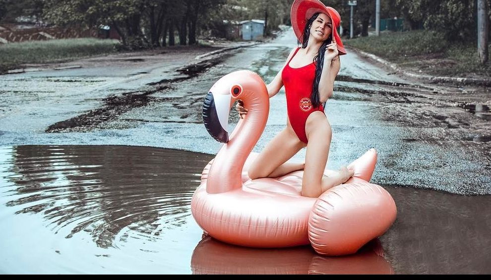 Cum protestează o rusoaică împotriva gropilor de pe carosabil? Şedinţa foto de care toţi râd!