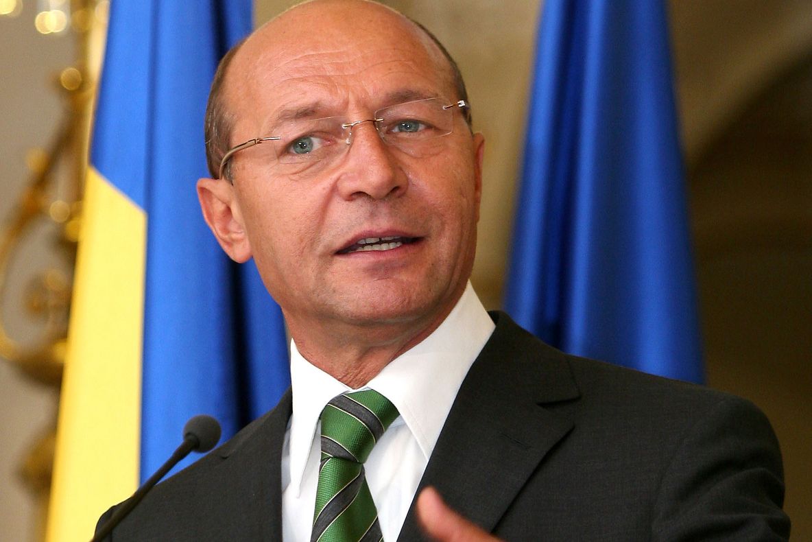 Traian Băsescu şi-a sunat soţia în direct în timpul unei emisiuni: "Ok. Merci mult. Pa!". Ce uitase 