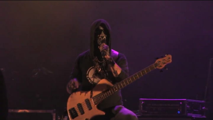 MOMENT INCREDIBIL la un concert în România! Basistul Carla's Dreams şi-a dezvăluit identitatea