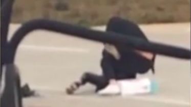 Un cuplu s-a luat la bătaie lângă scara de urcare în avion. Imaginile sunt scandaloase