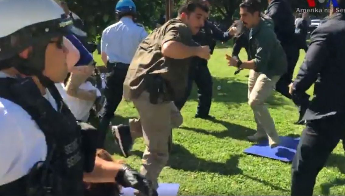 Gărzile de corp ale lui Erdogan au atacat manifestanți kurzi în SUA, în timpul întâlnirii cu Trump