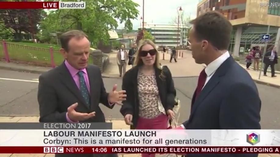 Cum a reacţionat un reporter BBC, atunci când o femeie a intrat în cadru. S-a terminat cu lovituri