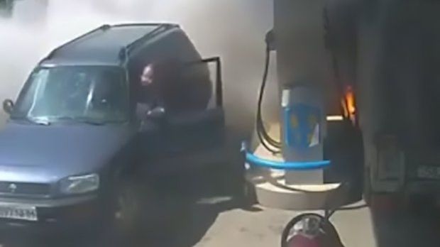 A aprins o brichetă lângă pompa dintr-o benzinărie! Cei prezenţi au rămas fără cuvinte