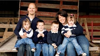 Au adoptat două surori, dar s-au trezit cu mesaje de amenințare pe pereții casei