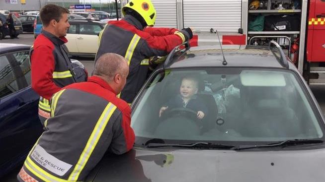 Misiune de salvare neobișnuită a unui bebeluș: încercau să-l salveze, dar acesta făcea haz de ei