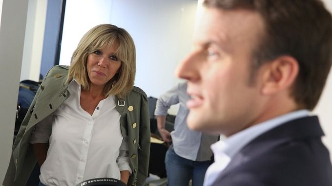 Cine e noua Primă Doamnă, cu 25 de ani mai în vârstă decât Macron. Poveste de dragoste ATIPICĂ
