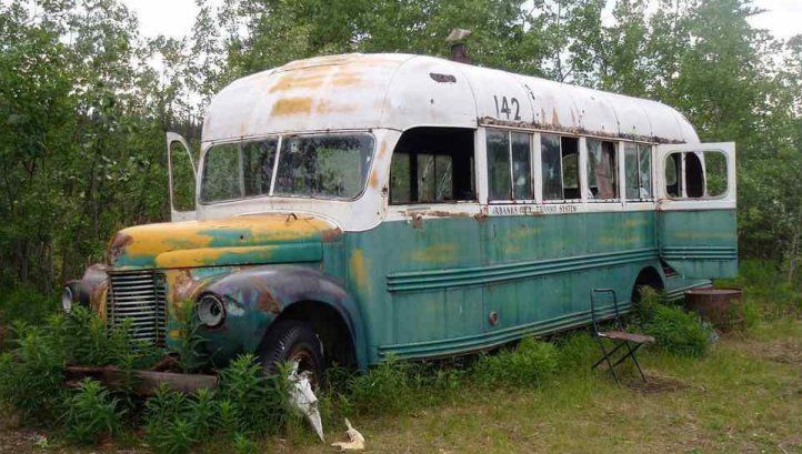 Autobuz găsit în paragină. Au intrat în el şi s-au ÎNGROZIT. Au chemat repede poliţia