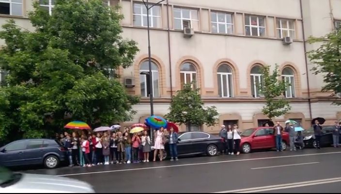 Prima oară în 48 de ani, absolvenţii de la Caragiale NU au defilat pe stradă. Primăria nu permite