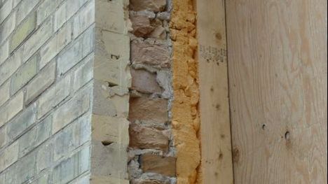 Și-a demolat casa veche. Între ziduri, a găsit o pisică. A încremenit când a văzut cum arată