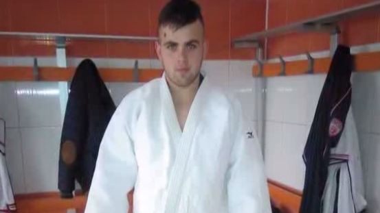 Tânăr de 23 ani care a practicat judo, diagnosticat cu cancer.Apropiaţii strâng bani pentru operaţie