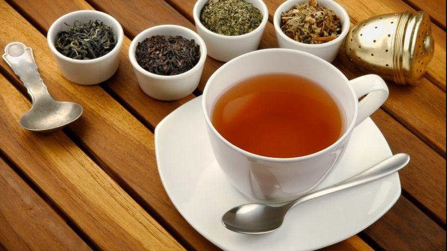 De ce NU trebuie să mai pui MIERE în ceaiul fierbinte. Avertismentul specialiştilor 