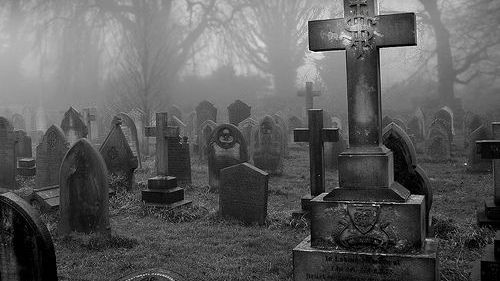 În ziua absolvirii liceului a mers la mormântul tatălui ei. Un vizitator misterios o aștepta acolo..