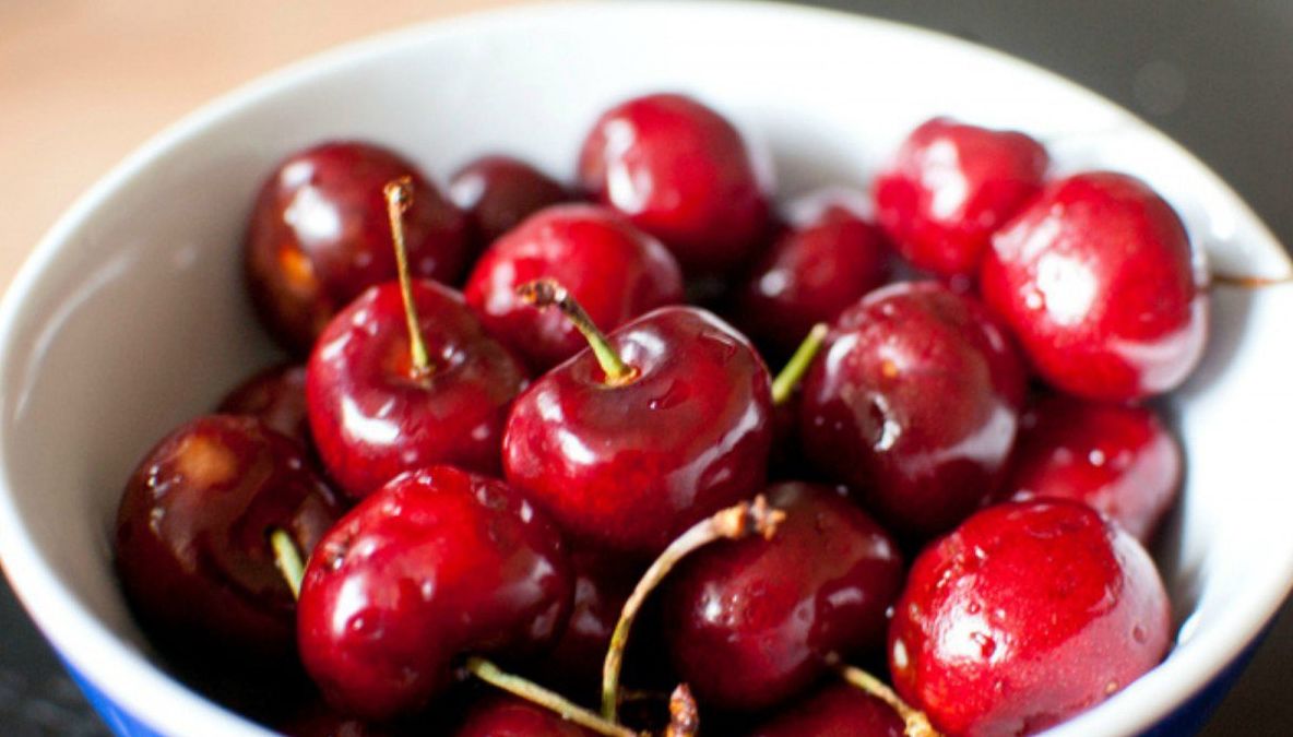 Mare atenţie! Ce se întâmplă dacă înghiţiţi sâmburi de cireşe? Este mai grav decât vă imaginaţi