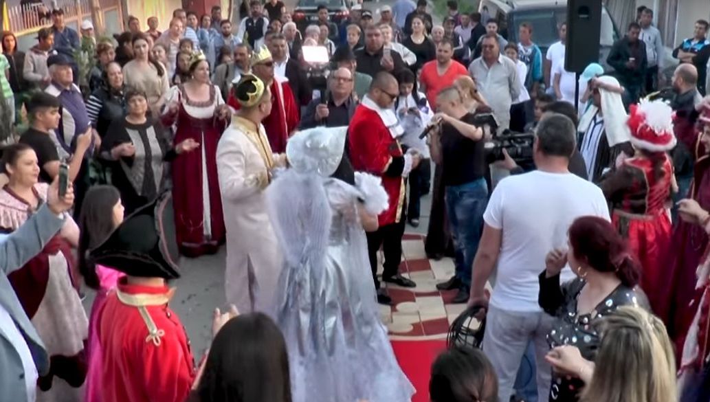 Opulență în toată regula la Giurgiu! Nuntă cu limuzine, elicoptere și maneliști în plină stradă