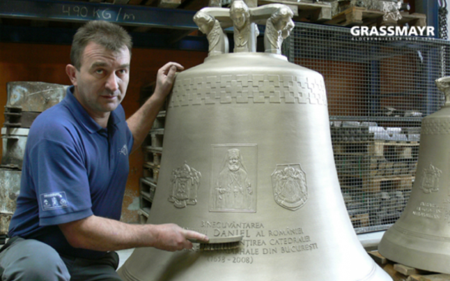 Cele 6 clopote ale Catedralei Neamului, cu chipul Patriarhului pe ele, au ajuns în România