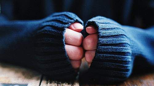 Dacă ai în permanență mâinile și picioarele reci, trebuie să citești asta!