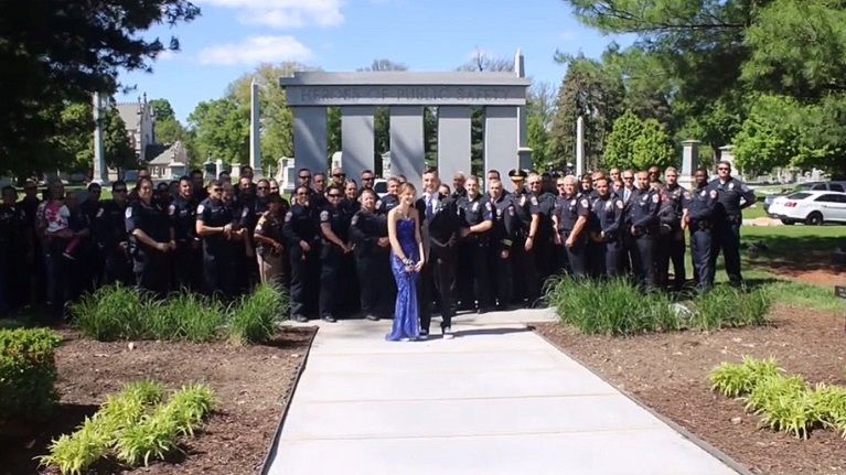 S-a dus la mormântul tatălui în ziua balului, dar nu i-a venit să creadă pe cine a găsit acolo.ȘOC!