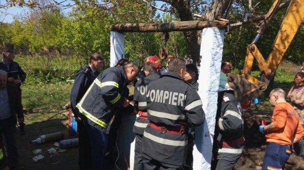 Încă un copil căzut în puţ. Fetiţa de cinci ani care căzuse într-o fântână îngustă a fost salvată