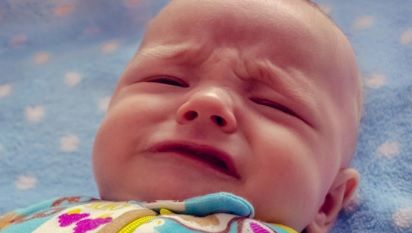 Şi-a văzut fiica în chinuri! Micuţa urla, dar nu părea să aibă nimic. Când s-a uitat la gura ei...