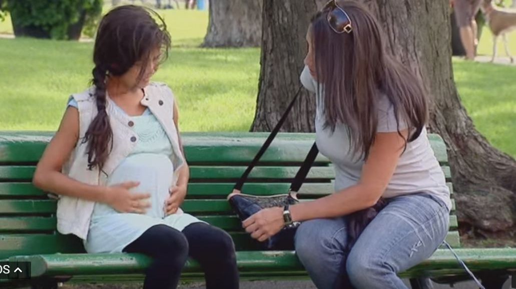 S-a cutremurat când a văzut fetița însărcinată în parc. Apoi a apărut însă tatăl copilului...ce șoc!