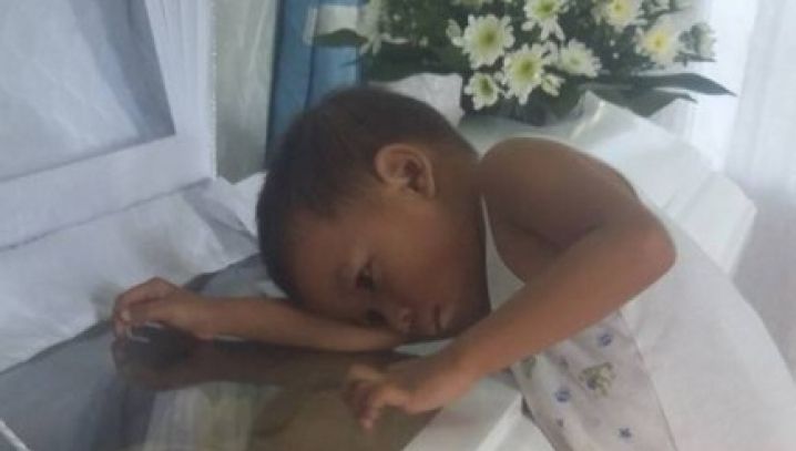 Copilul a lipit urechea de sicriul mamei, s-a întors și a spus un singur lucru. Familia a înghețat