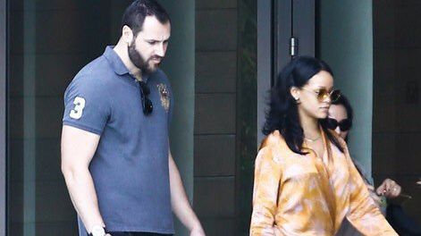 Gărzile de corp ale Rihannei sunt în alertă maximă! Artista este ameninţată de un fan obsedat