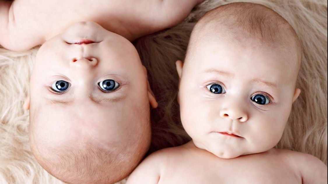 Două surori gemene au născut în aceeaşi zi, la acelaşi spital, în saloane alăturate