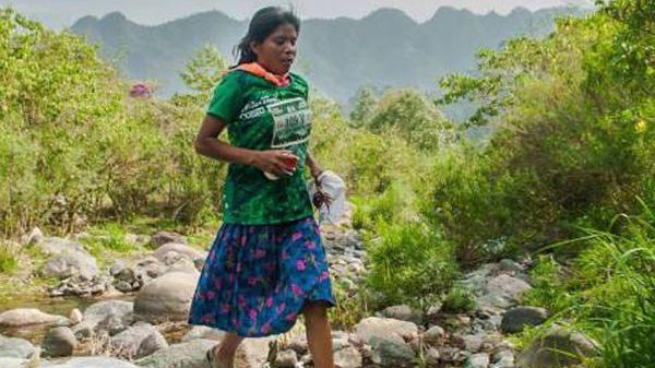 INCREDIBIL! A câștigat un maraton de 50 de kiometri doar într-o fustă și papuci de cauciuc