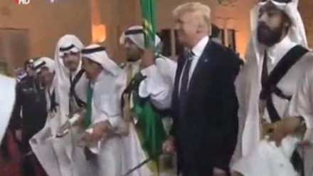 Donald Trump, dans în Arabia Saudită! Preşedintele SUA s-a prins în "dansul săbiilor"