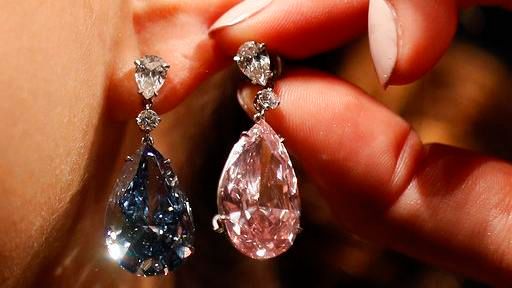 Sunt atât de prețioși, încât au fost vânduți separat. Iată cum arată cei mai scumpi cercei din lume