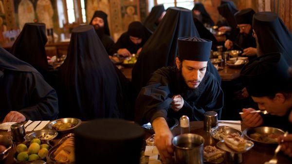 DIETA SFÂNTĂ, făcătoarea de MINUNI. Secretul longevității CĂLUGĂRILOR de la muntele Athos
