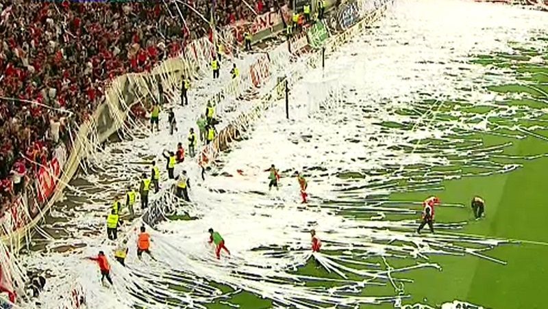 Decizia pe care a luat-o LPF după ce fanii lui Dinamo au aruncat cu role de hârtie în teren