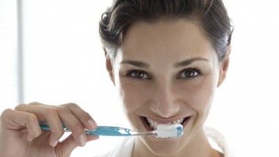 Vrei dinţi mai albi? Pune acest amestec pe periuţă, iar dinţii tăi vor fi strălucitori