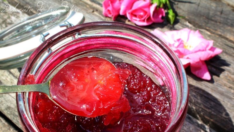 Aşa faci cea mai bună dulceaţă de trandafiri. Reţeta secretă pe care doar bătrânii o mai au