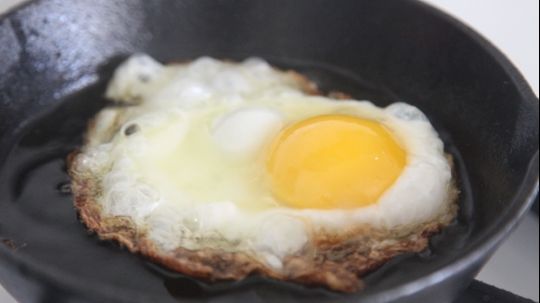 HALUCINANT. Un ieşean a vrut să îşi jefuiască vecina. A sfârşit prin a-i cere să-i facă ouă ochiuri