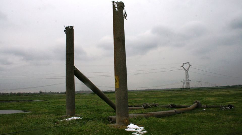 România, anul 2017. După 10 zile fără curent electric, 60 000 de oameni au în sfârşit lumină