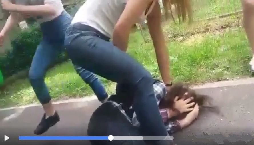 Trei eleve din Oradea au bătut crunt o adolescentă în plină stradă. Imagini șocante