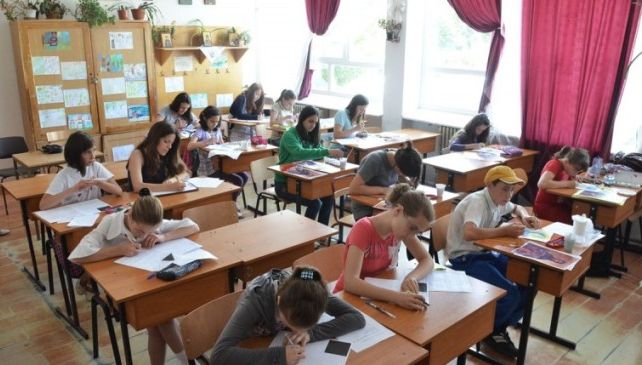 Elevii de clasa a IV-a susţin evaluarea naţională