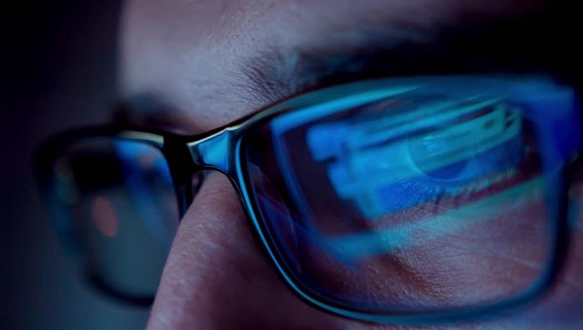 Calculatorul, tableta și telefonul mobil distrug vederea? Află opinia specialistului