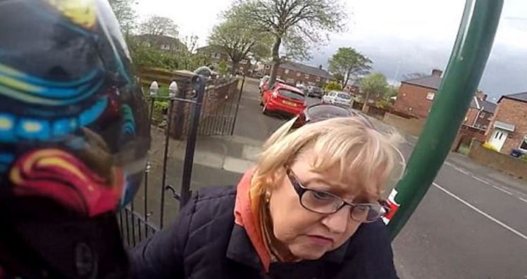 Spectacol pe stradă. Un motociclist era să moară într-un accident, dar a mers la șofer și... uluitor