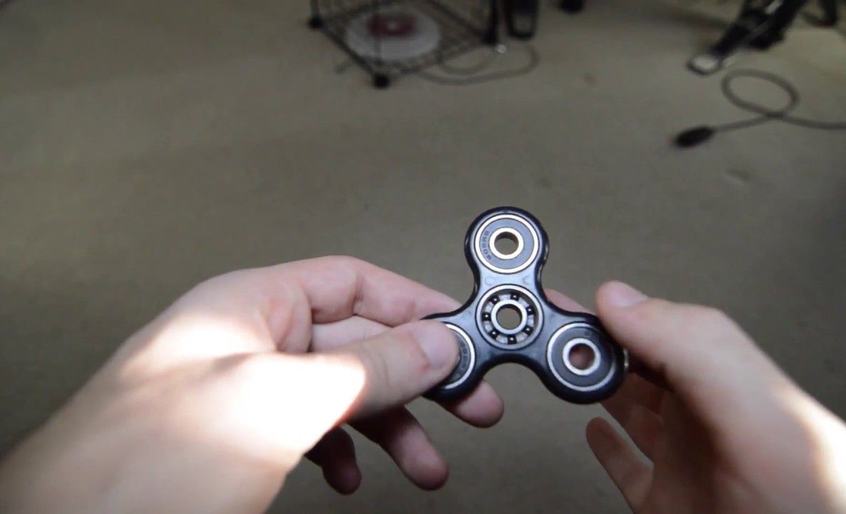 FIDGET SPINNER, jucăria antistres care a bătut recordul de popularitate. Eficientă sau enervantă?