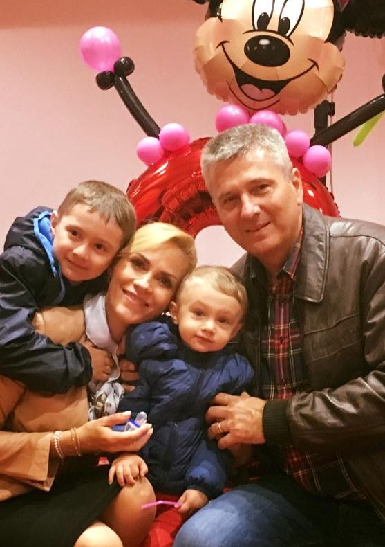 Gabriela Firea, un fel de "cel mai frumos grătar": Aştept pozele voastre de la grătar şi iarbă verde