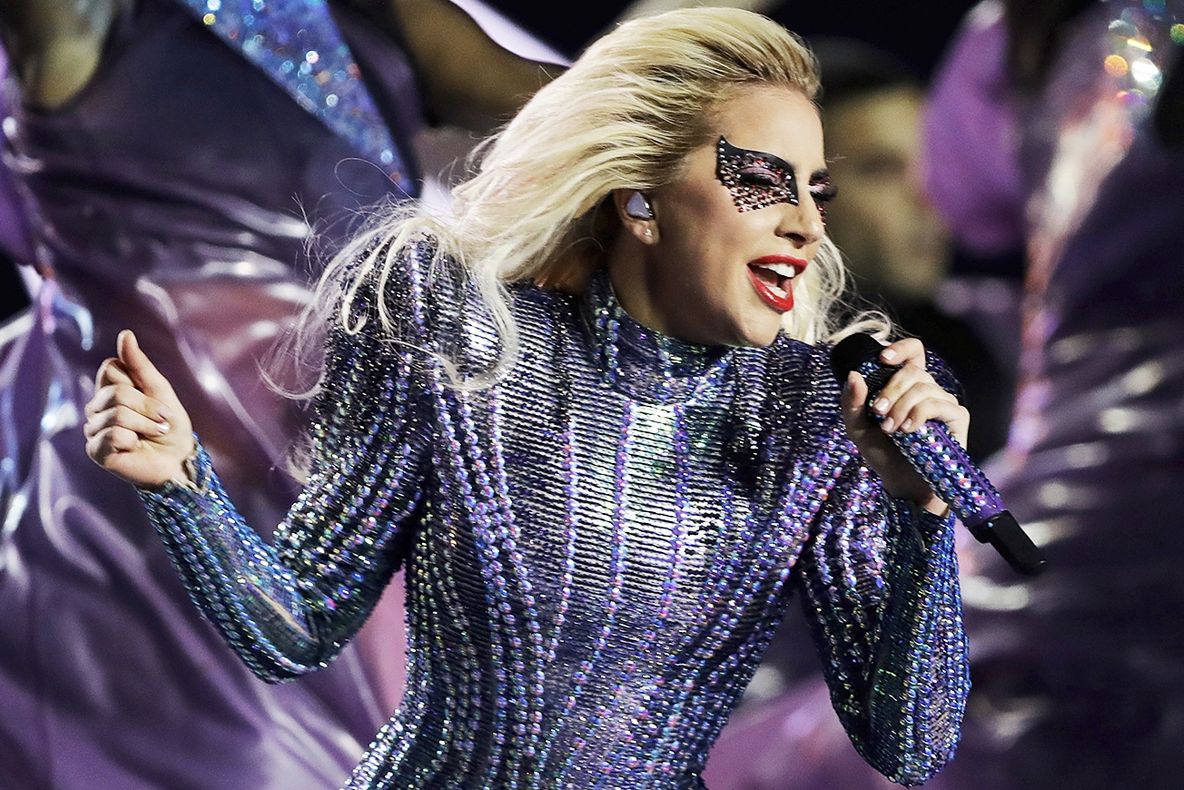 Lady Gaga, îmbrăcată din cap până-n picioare de un designer român. Despre cine este vorba