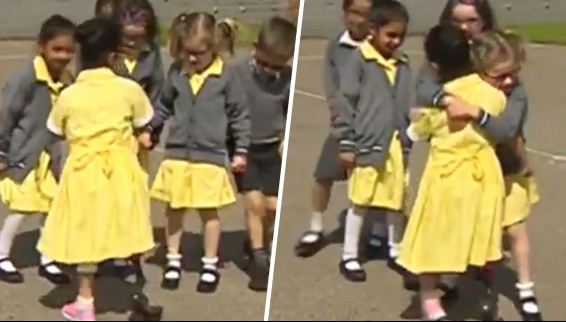 Reacţia uimitoare a unor fetiţe de 7 ani când o văd pe prietena lor cu o proteză pentru picior