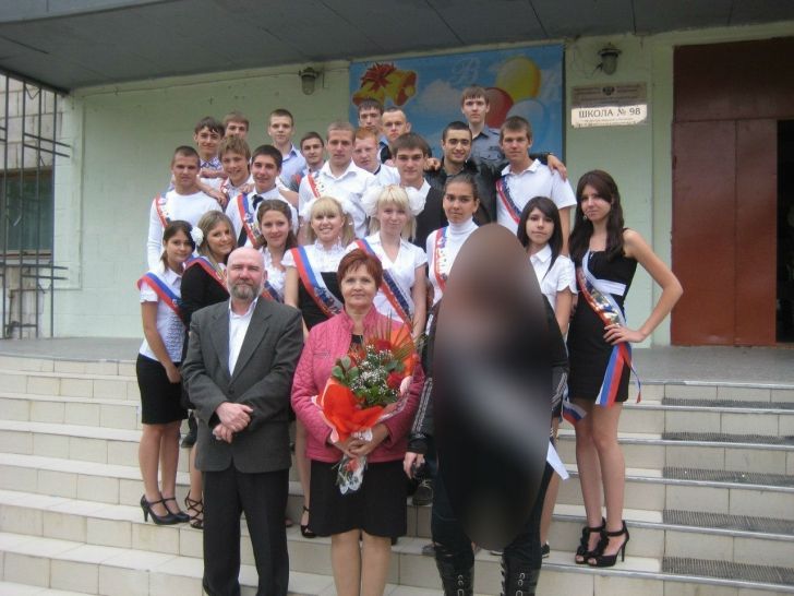 O singură elevă din clasă a vrut să șocheze. Cum a venit la poza de sfârșit de an