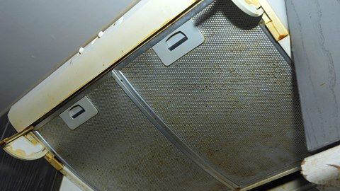 Cum să cureţi în 5 minute o hotă murdară, îmbâcsită cu praf şi stropită cu ulei