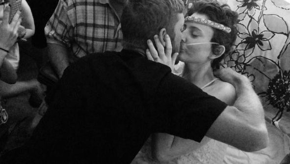 Secretul dureros din spatele acestei fotografii de nuntă. Mireasa va muri. Nuntaşii, în stare de şoc