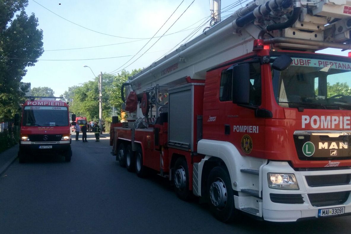 Incediu de amploare, în București: Pompierii intervin cu șase autospeciale! Un bărbat, rănit