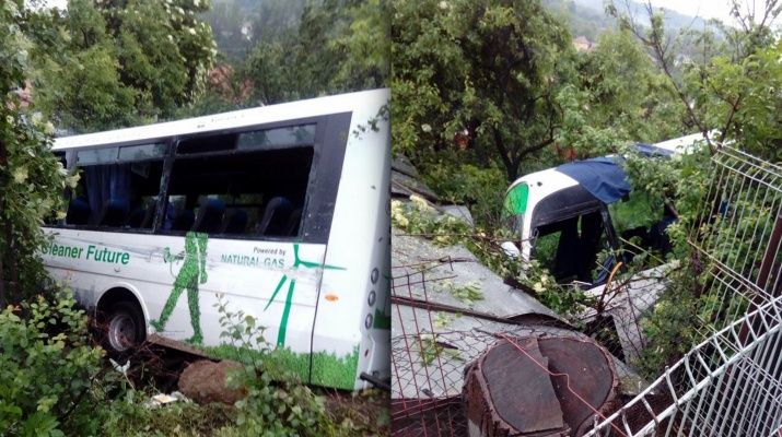 Grav accident în Vâlcea- un tir a lovit un autobuz, care a ricoşat într-o casă - 4 răniţi